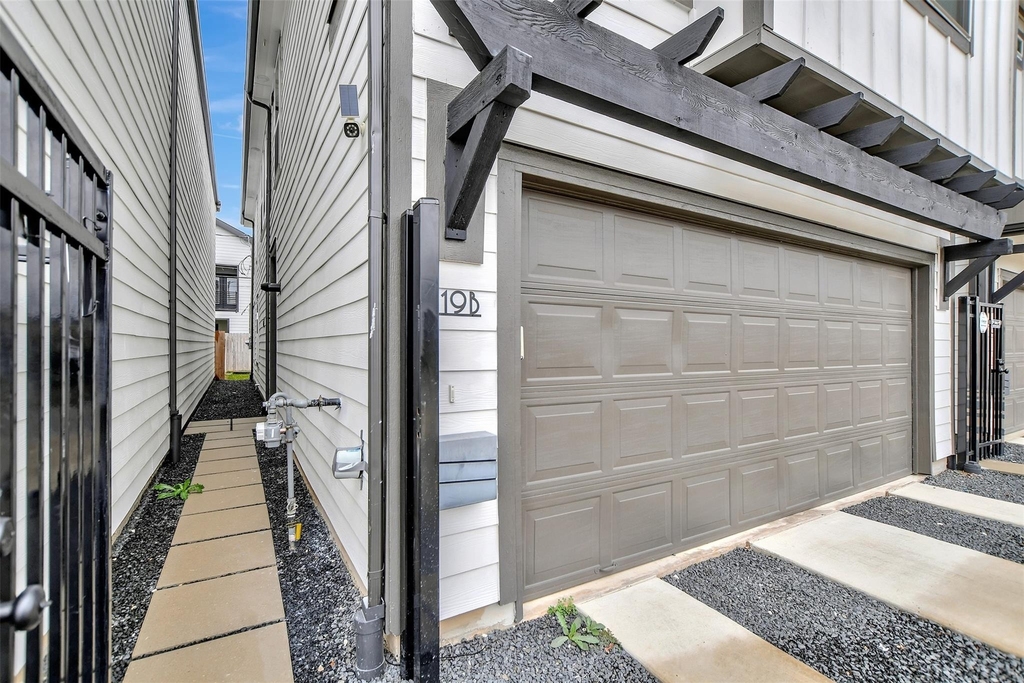 119 E 43rd Street - Photo 3