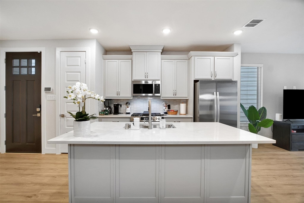 119 E 43rd Street - Photo 8