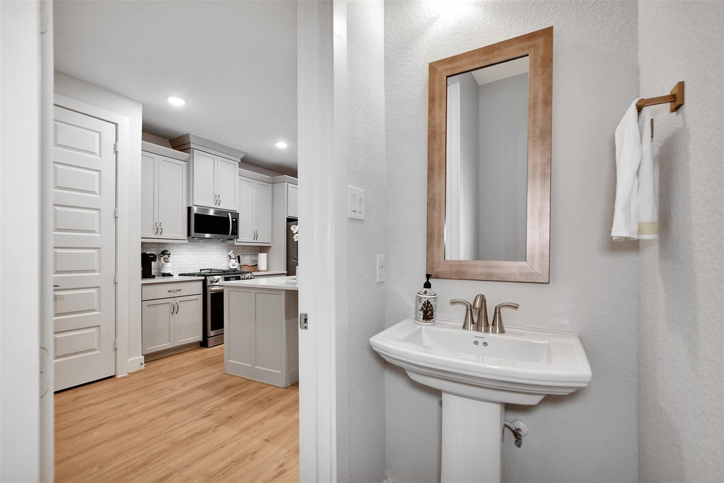 119 E 43rd Street - Photo 15