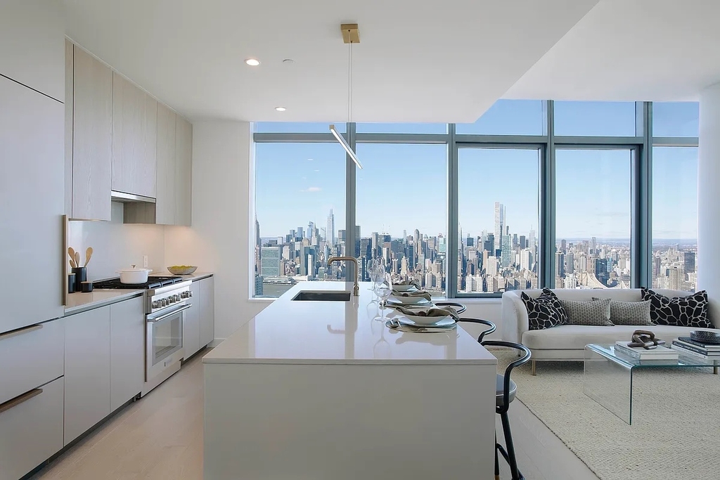 3 Court Square - Photo 1