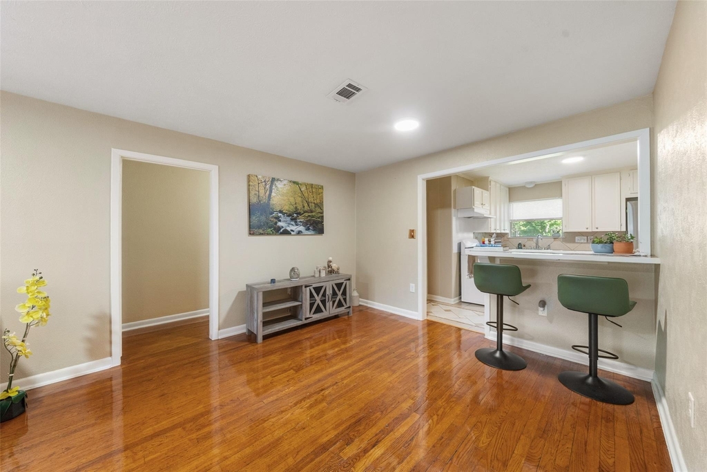 1105 Thomas Avenue - Photo 3