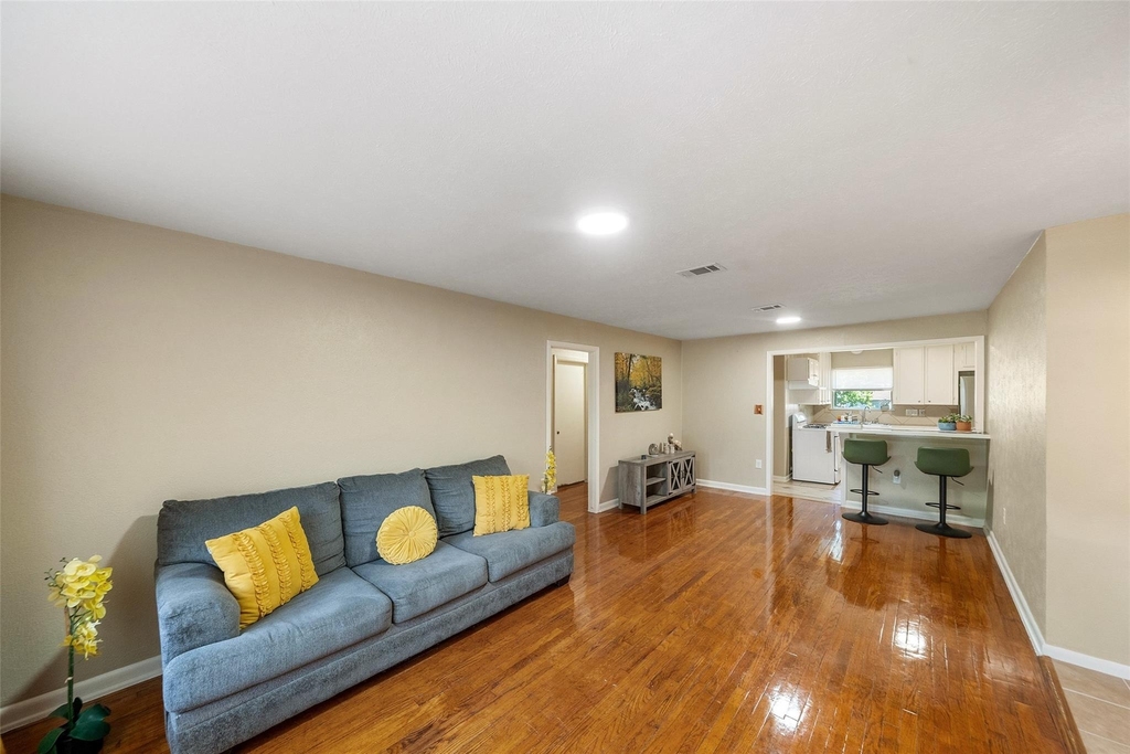 1105 Thomas Avenue - Photo 2