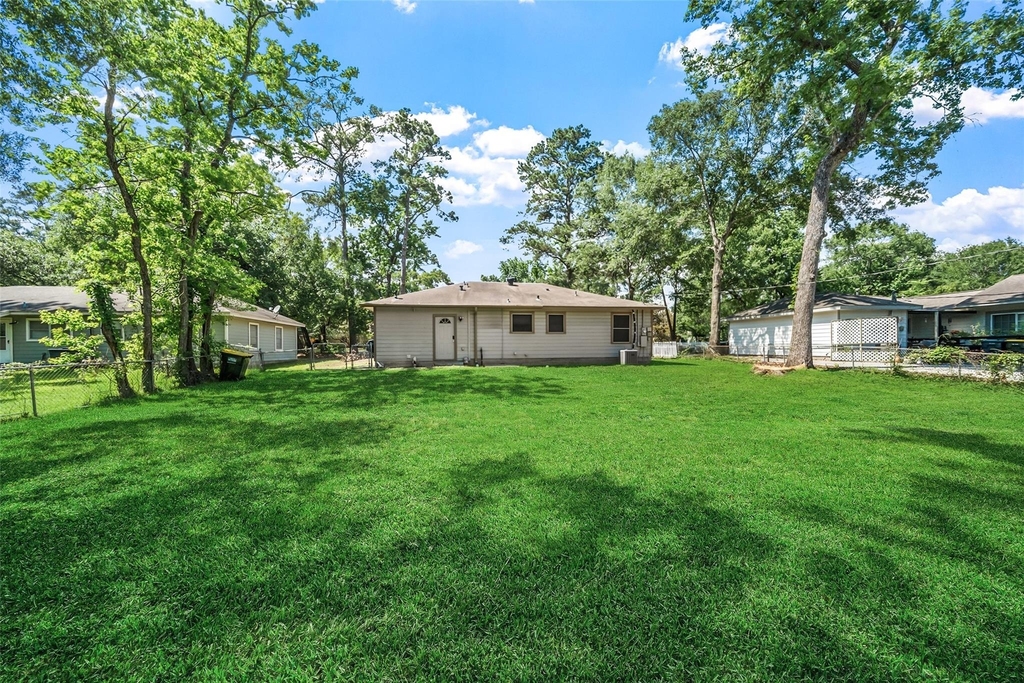1105 Thomas Avenue - Photo 3
