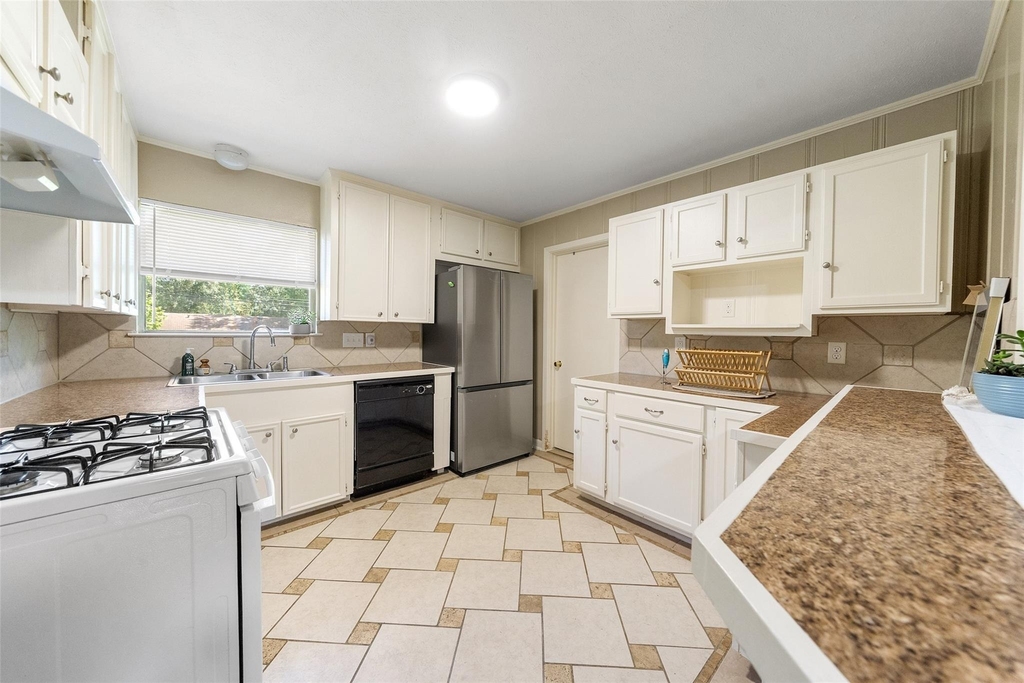 1105 Thomas Avenue - Photo 18