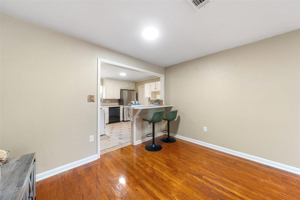 1105 Thomas Avenue - Photo 4