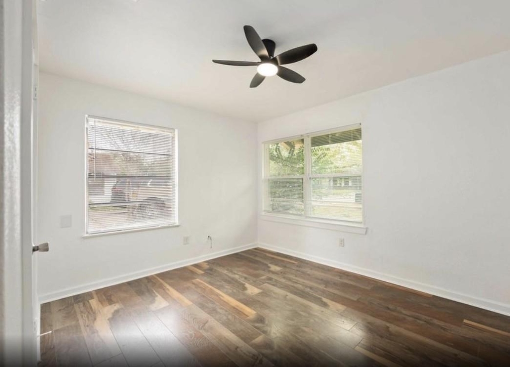 6043 Lyndhurst Drive - Photo 4