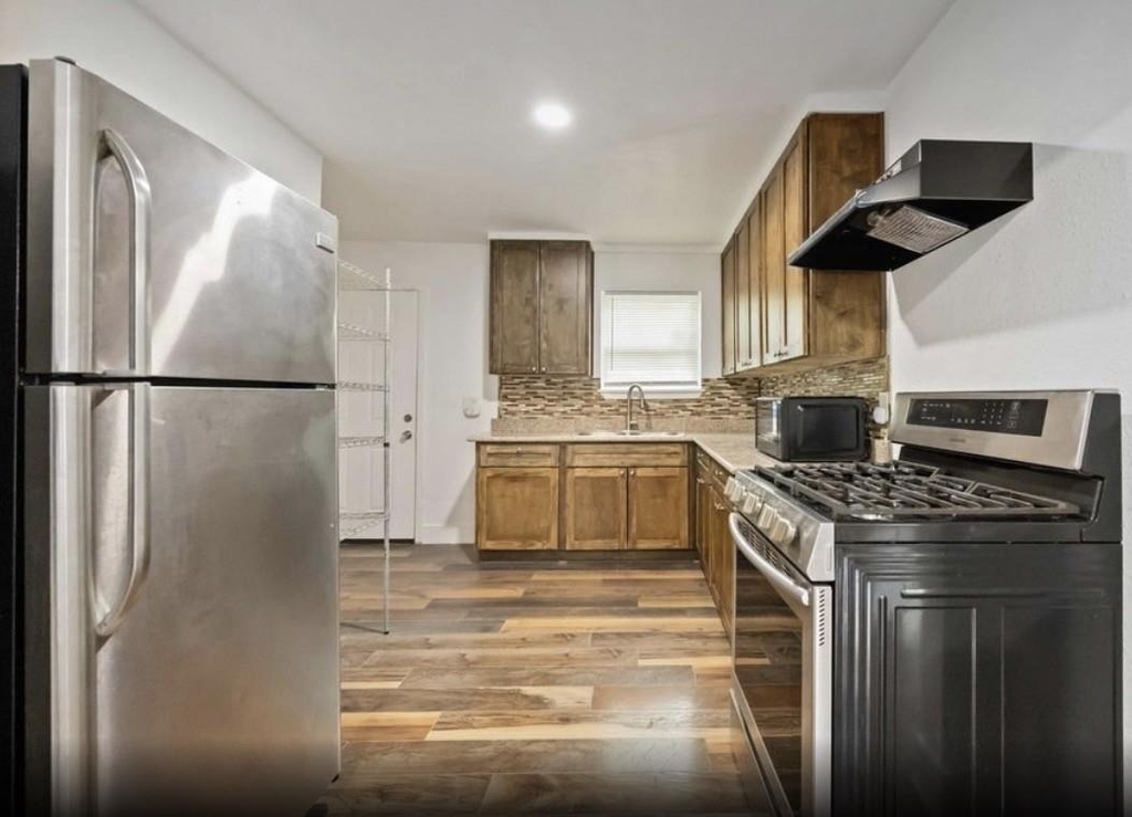 6043 Lyndhurst Drive - Photo 8
