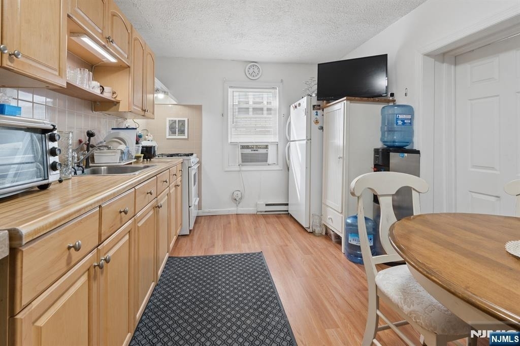 61 Union - Photo 2
