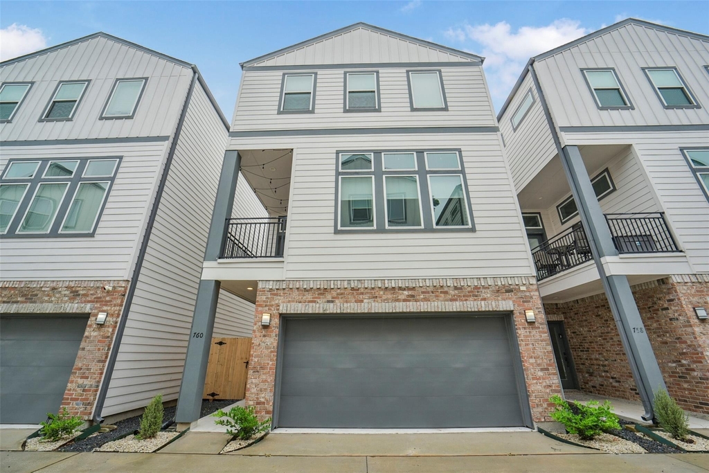 760 W Donovan Street - Photo 0