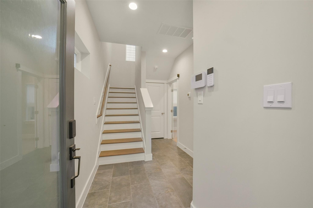 760 W Donovan Street - Photo 3
