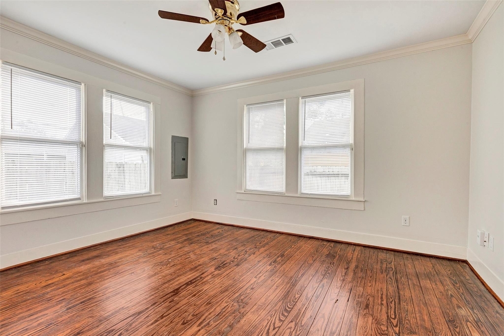 404 E 29th Street - Photo 6