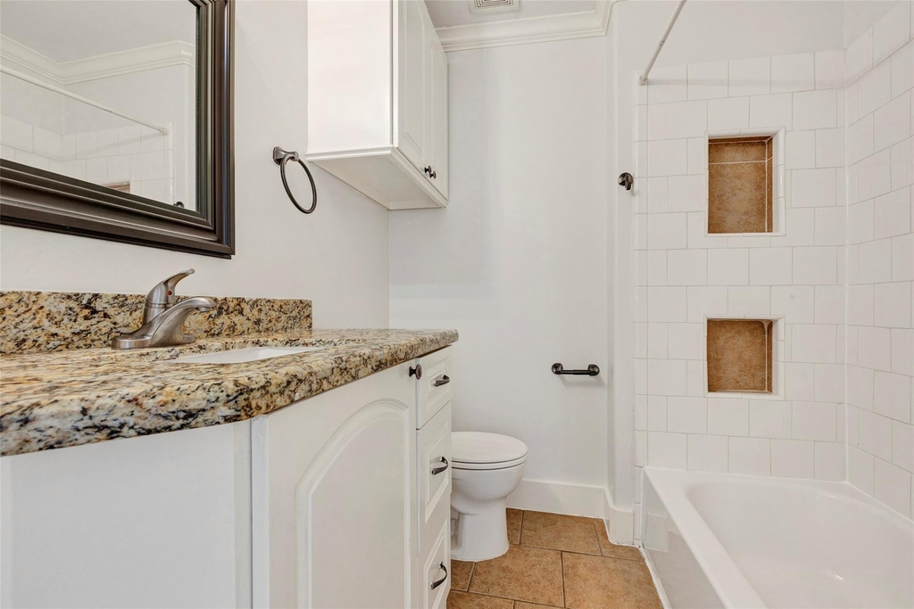 404 E 29th Street - Photo 7