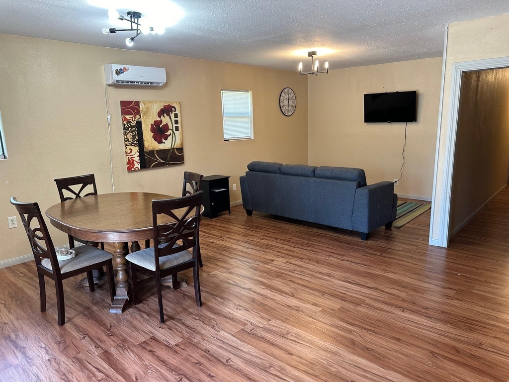 1916 Las Palmas Drive - Photo 4