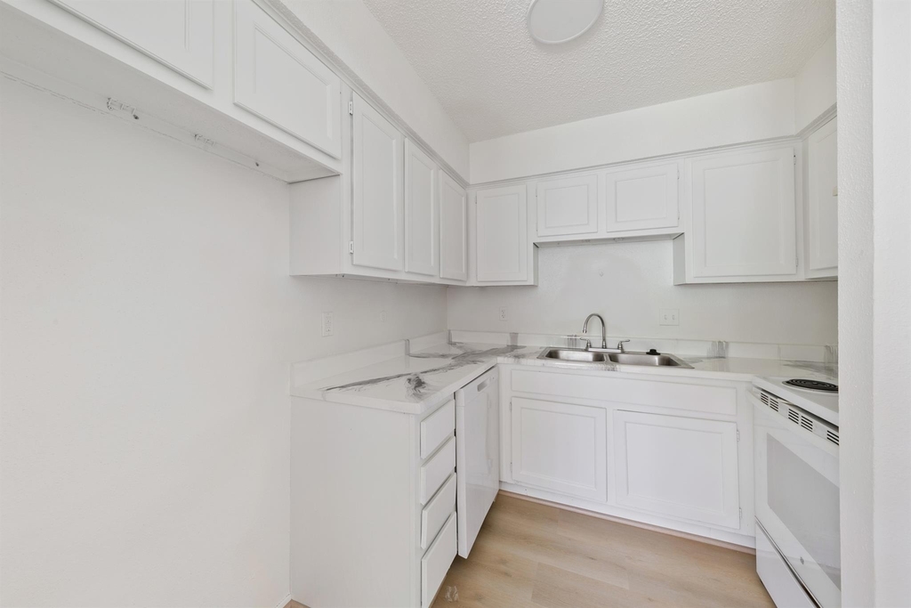 700 Lyle W Avenue - Photo 3