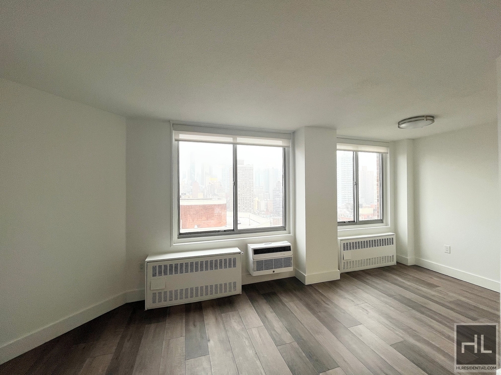 Second Avenue - Photo 1