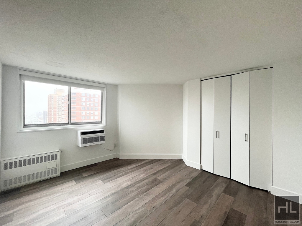 Second Avenue - Photo 2