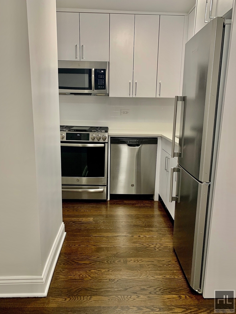 E 16 St - Photo 2