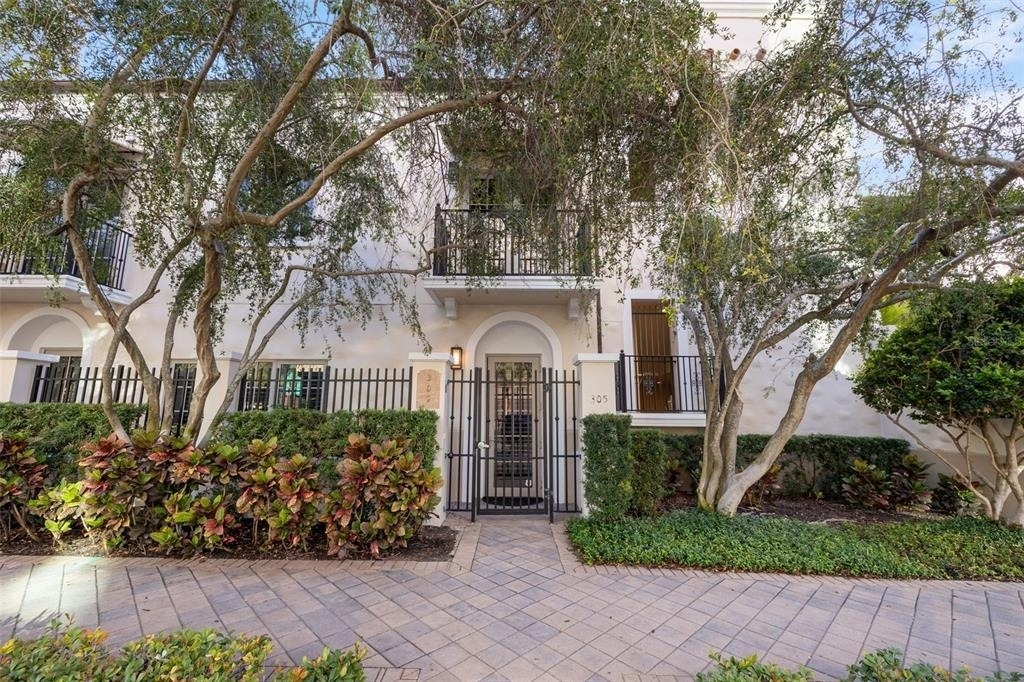 300 Beach Drive Ne - Photo 1