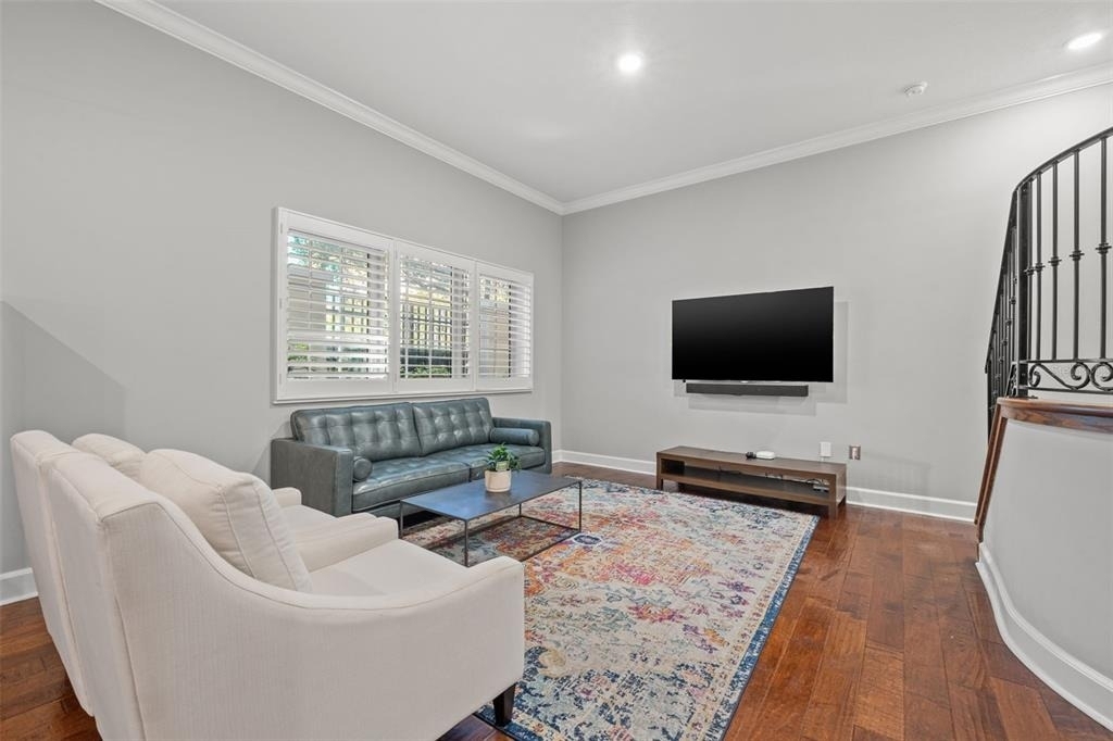 300 Beach Drive Ne - Photo 3