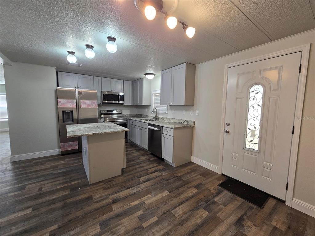 2875 Bay Avenue - Photo 3