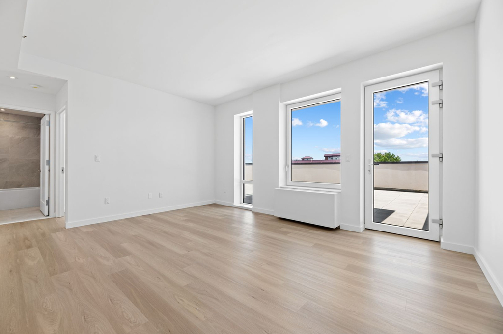 71-82 Parsons Boulevard - Photo 2
