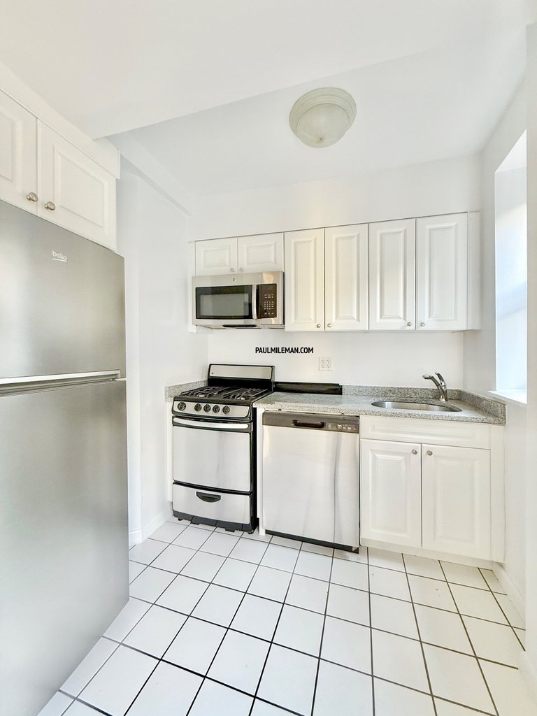  W 100th st / Amsterdam - Photo 1