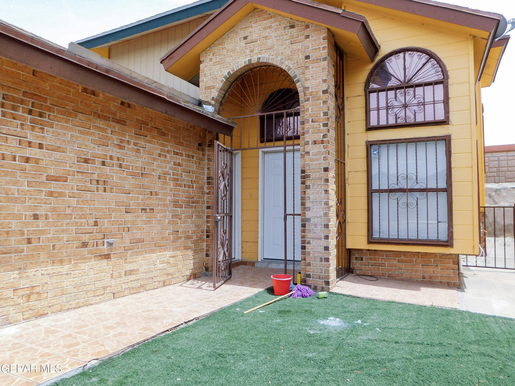 726 Medina - Photo 1