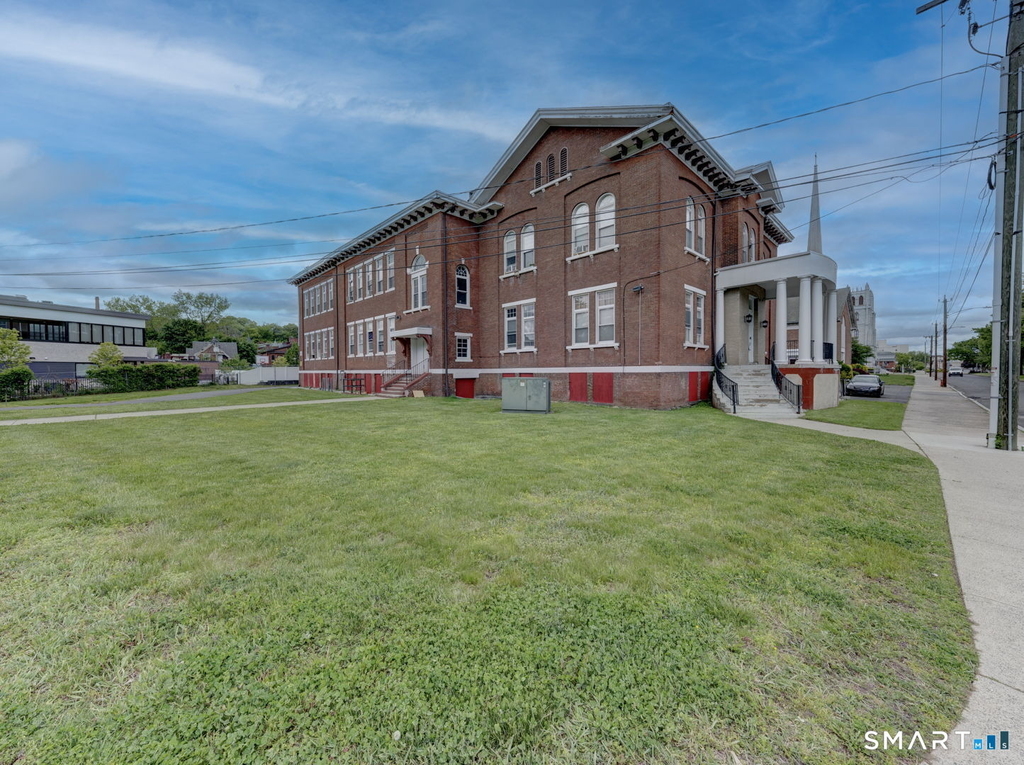 111 Franklin Square - Photo 2
