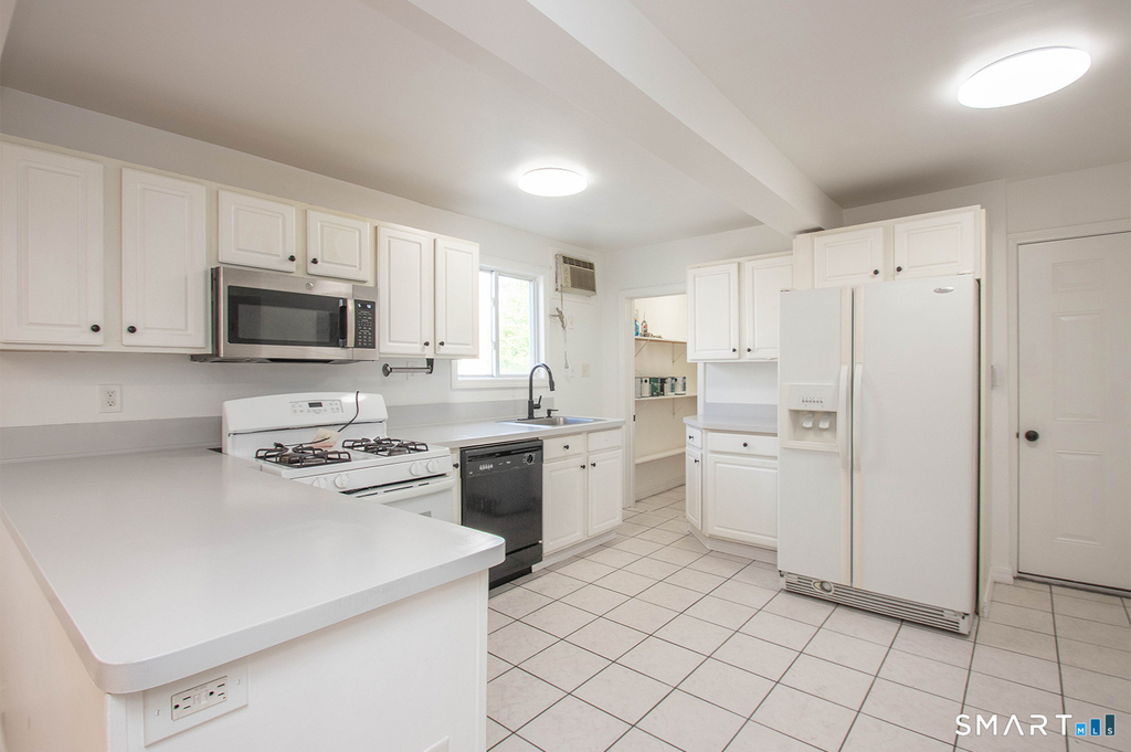 2879 Fairfield Avenue - Photo 4