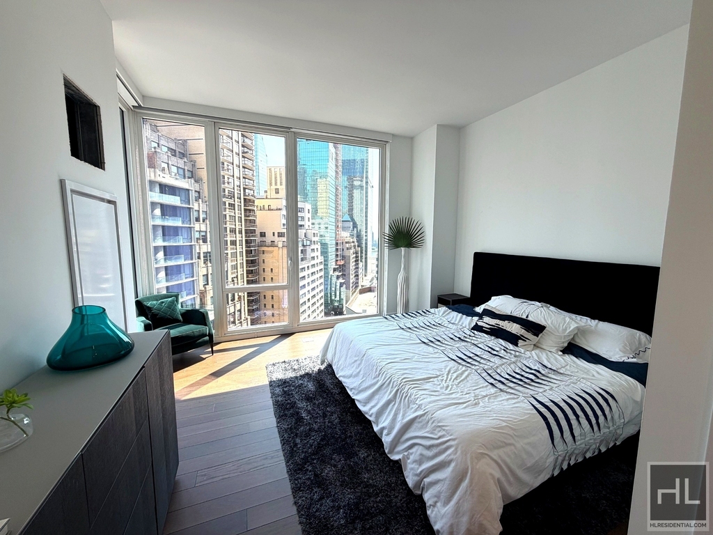 East 44th Street - Photo 6