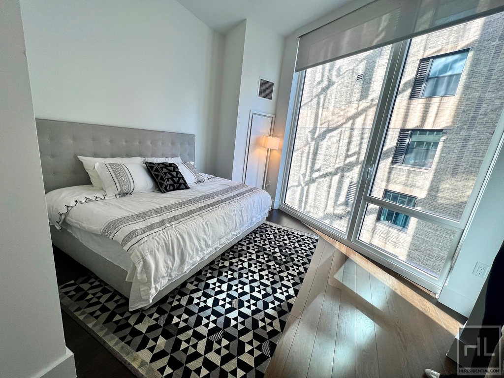 East 44th Street - Photo 4