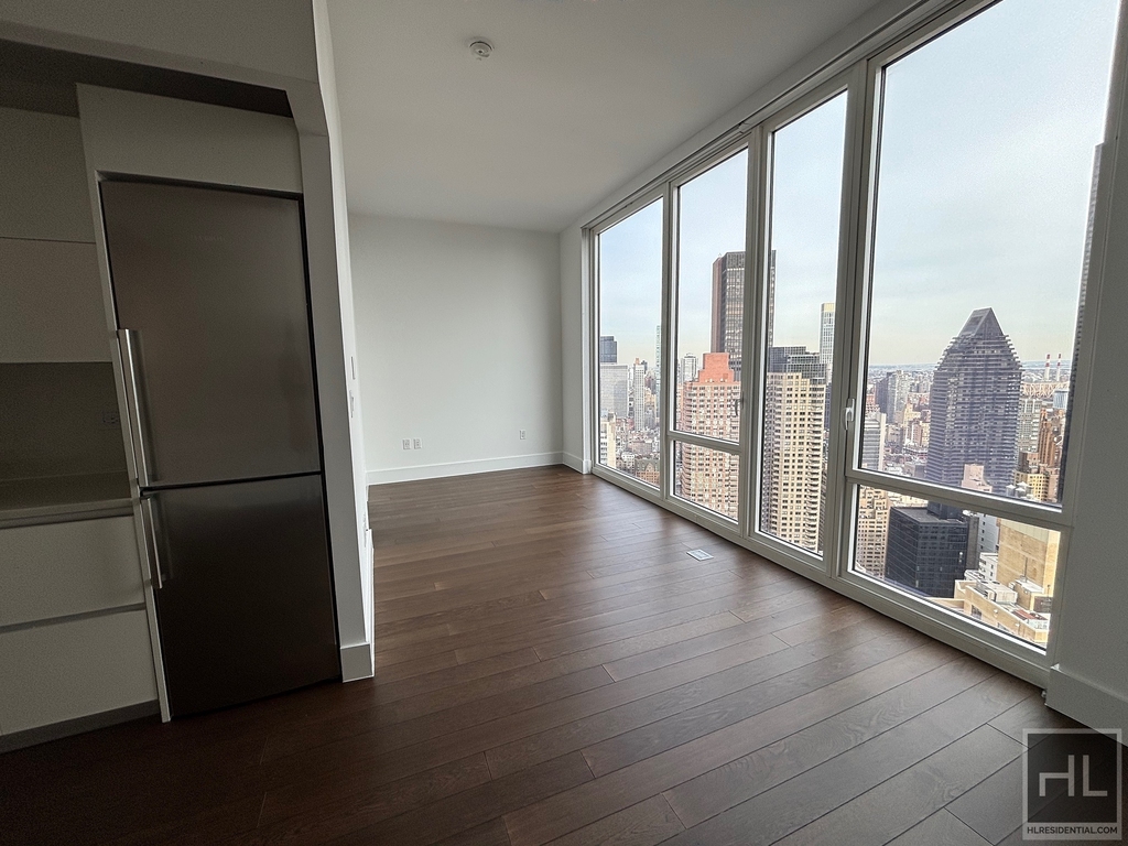 East 44th Street - Photo 2