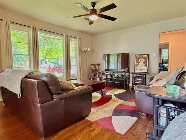 1009 Denton Street - Photo 5