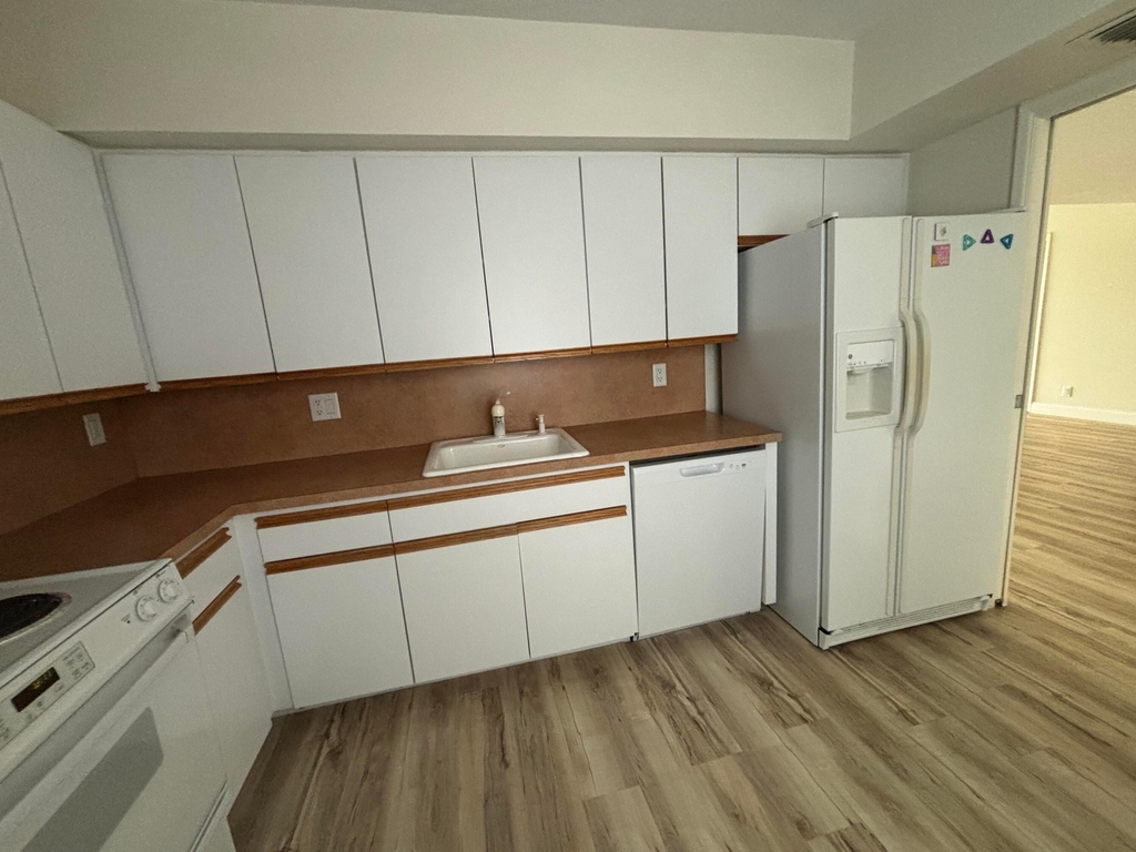 555 Oaks Lane - Photo 2