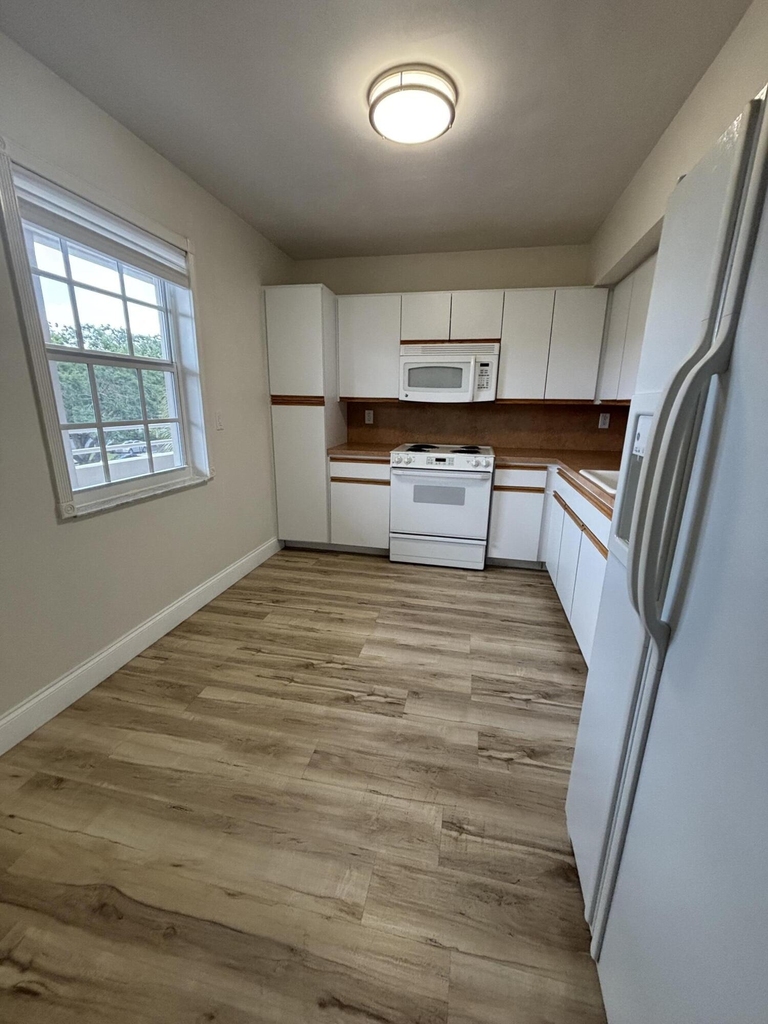 555 Oaks Lane - Photo 3