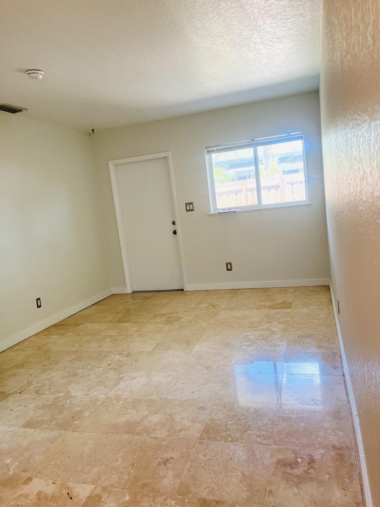 590 Nw 40th Court - Photo 5