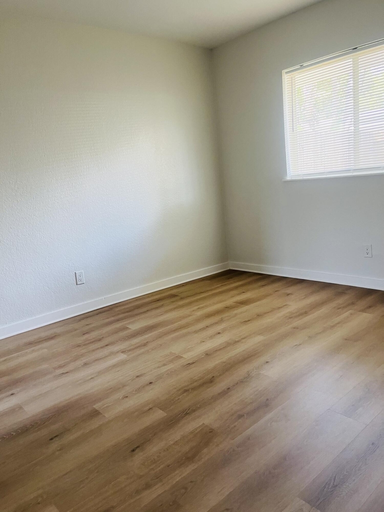 590 Nw 40th Court - Photo 9