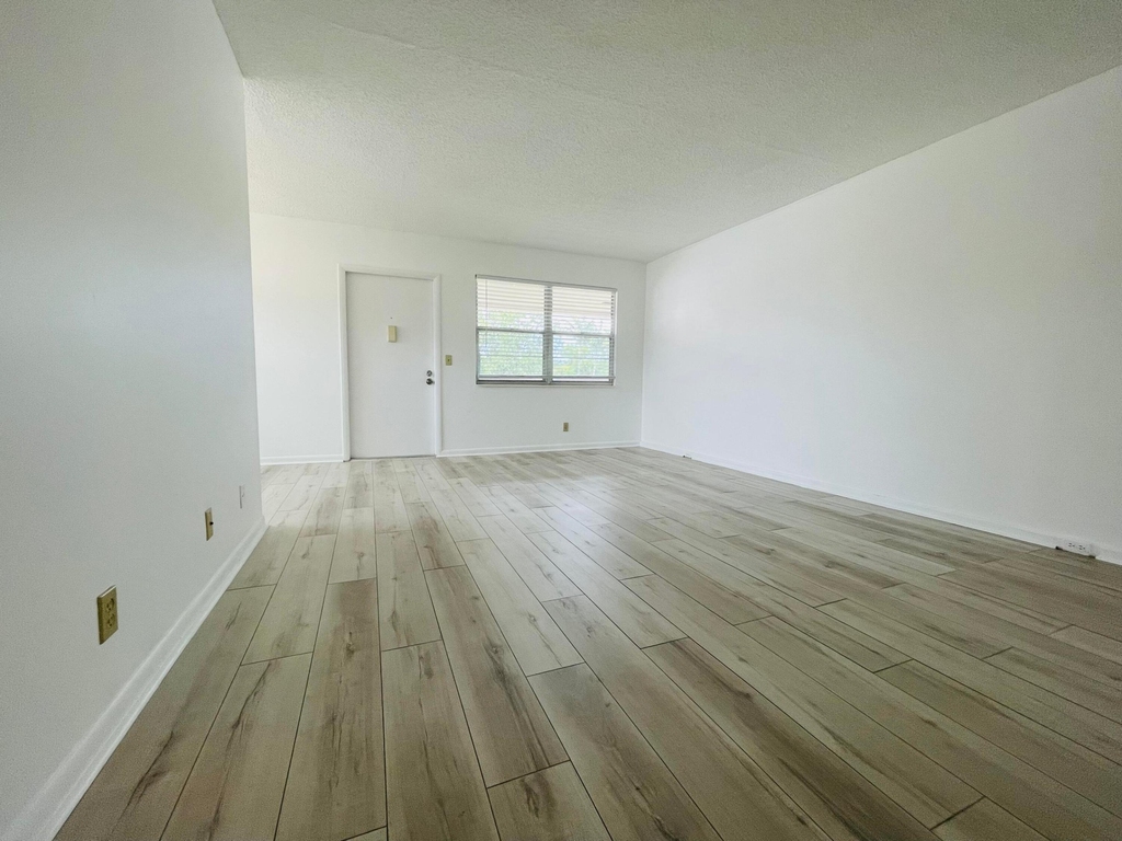 333 Farnham P - Photo 6