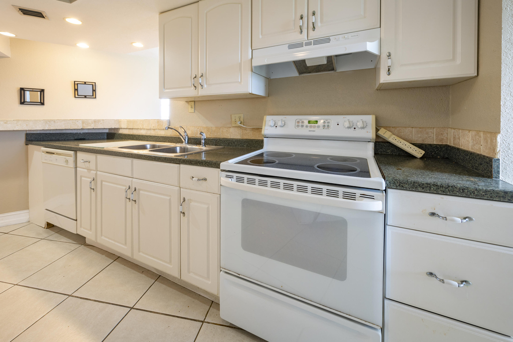 6911 Environ Boulevard - Photo 17