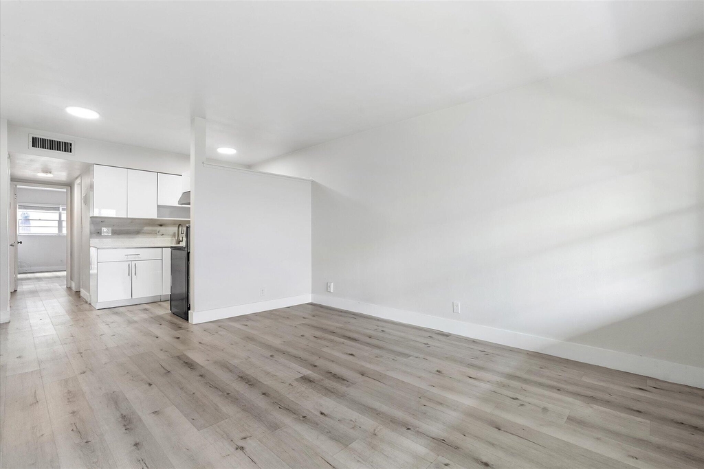 1638 Plunkett Street - Photo 7