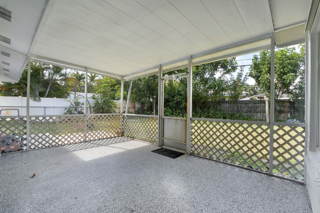 2160 Ne 53rd Street - Photo 32