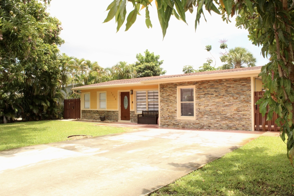 1558 Ne 30th Street - Photo 2