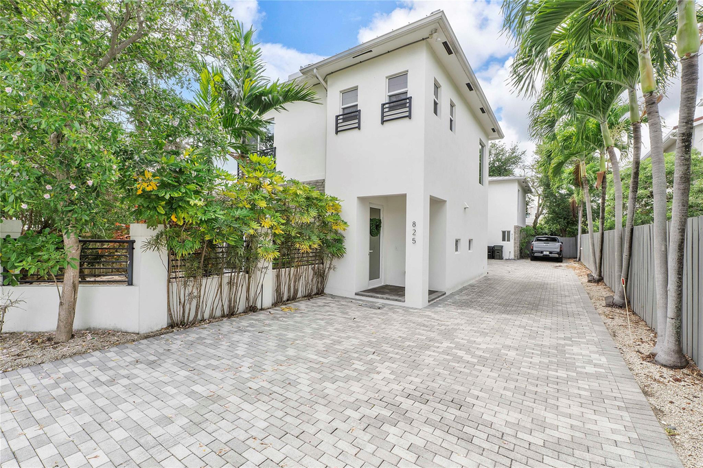 825 Ne 17th Way - Photo 0