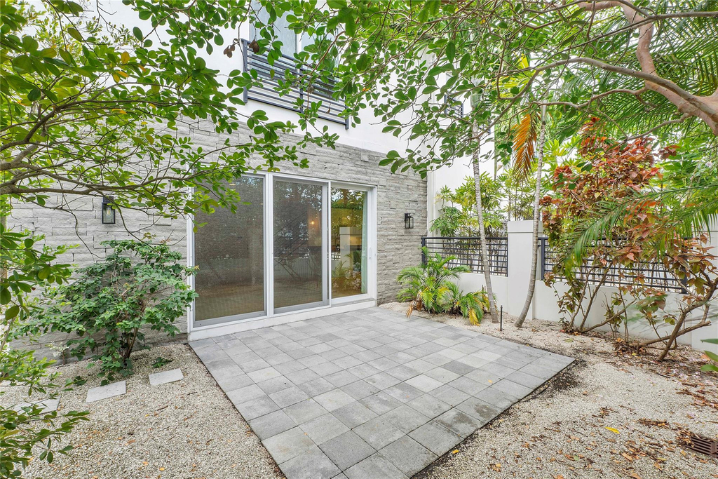825 Ne 17th Way - Photo 1