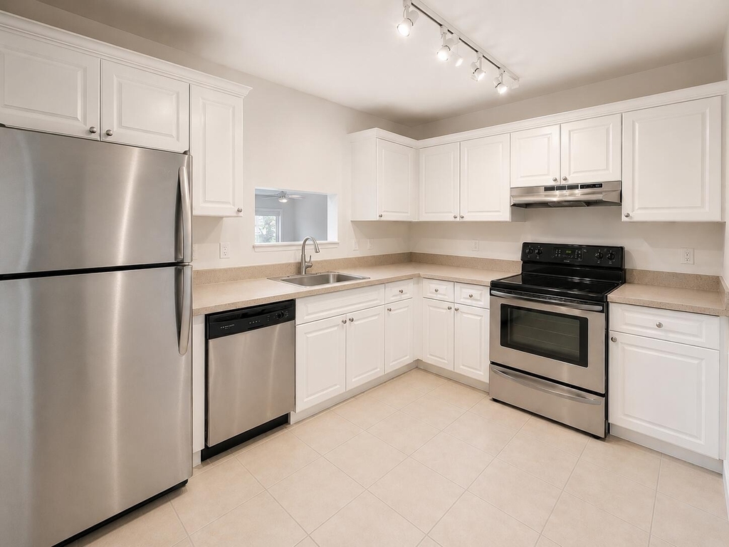 711 N Pine Island Road - Photo 2