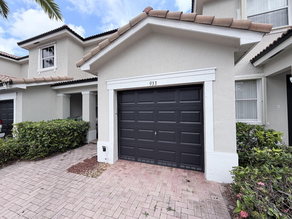 933 Ne 42nd Avenue - Photo 1