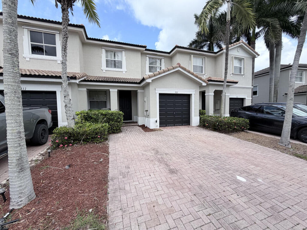 933 Ne 42nd Avenue - Photo 0