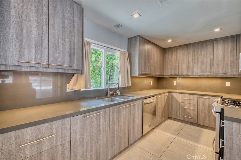20516 Clark Street - Photo 6