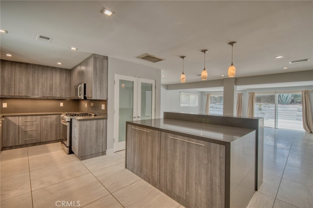 20516 Clark Street - Photo 3