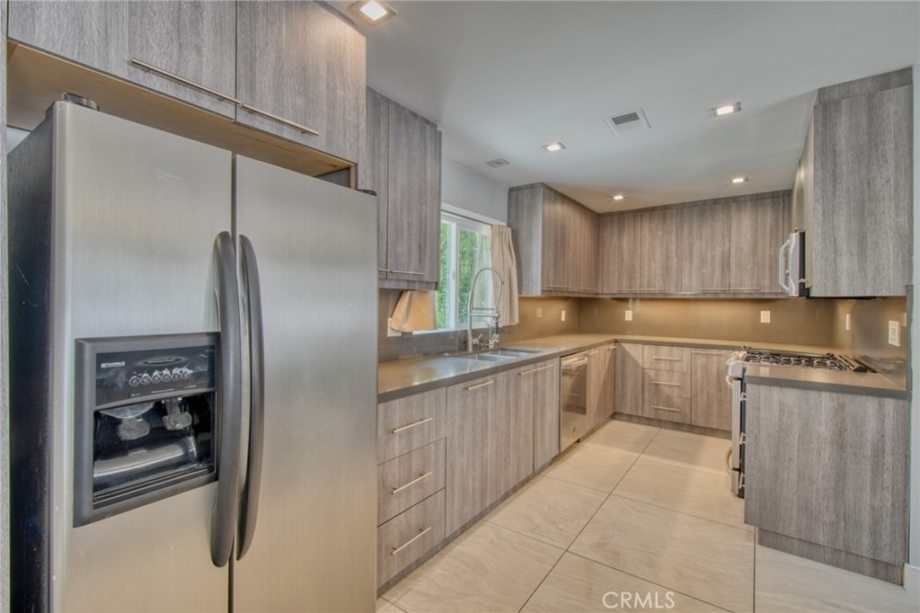 20516 Clark Street - Photo 4